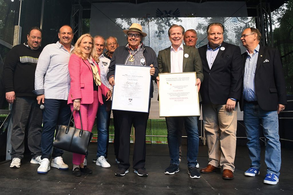 Hohe Ehrungen für ein verdientes Mitglied: Ewald Hohr (M.) wurde von Christoph Kuckelkorn (4.v.r.) mit dem Verdienstorden des Festkomitee Kölner Karneval in Gold ausgezeichnet und von Blaue Funken Präsident und Kommandant Björn Griesemann (2.v.l.) zum General ernannt.