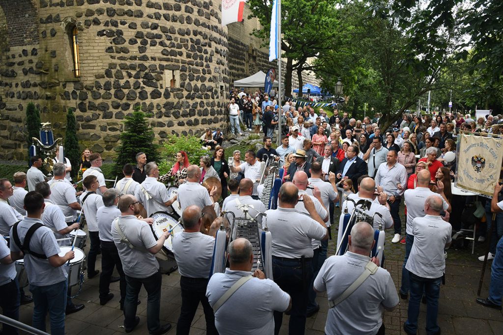 Der Regimentsspielmannszug der Blauen Funken ließ es sich nicht nehmen, in voller Mannstärke auch beim Sommerfest sein Können zu präsentieren