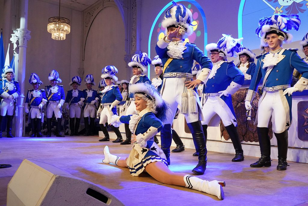 Perfekt abgestimmt und immer strahlend: Das Tanzpaar der Blauen Funken mit Marie Steffens und Christian Prehl präsentiert sich in dieser Session in Bestform!